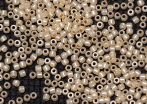 Бисер Япония круглый 11/0 10 г PF2110 молочный светлый топаз, серебряная линия внутри
